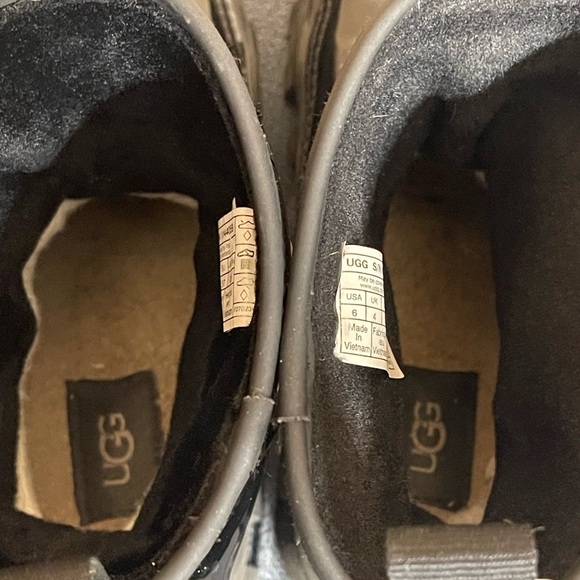 UGG Women's Classic Sherpa lined Brellah Mini Boot 1144059 -
Ladies Size 6 - Picture 12 of 12